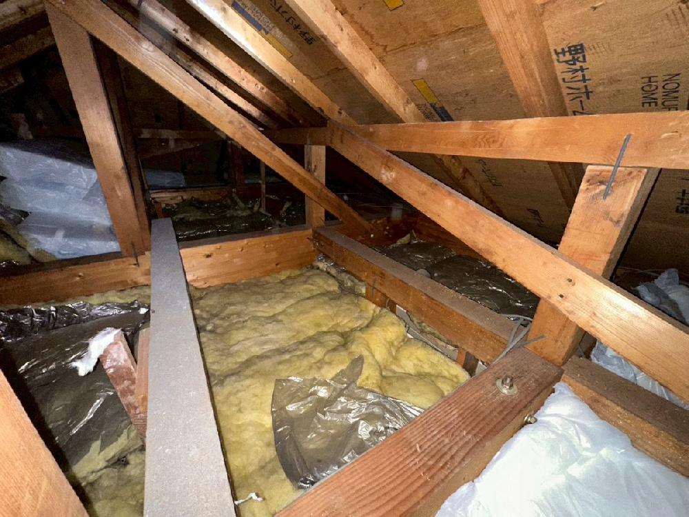 厚さが不十分で隙間の多い屋根裏の断熱材