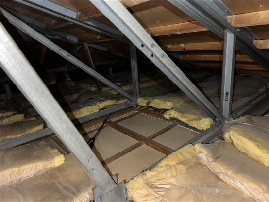断熱材がただ置いてあるだけの屋根裏