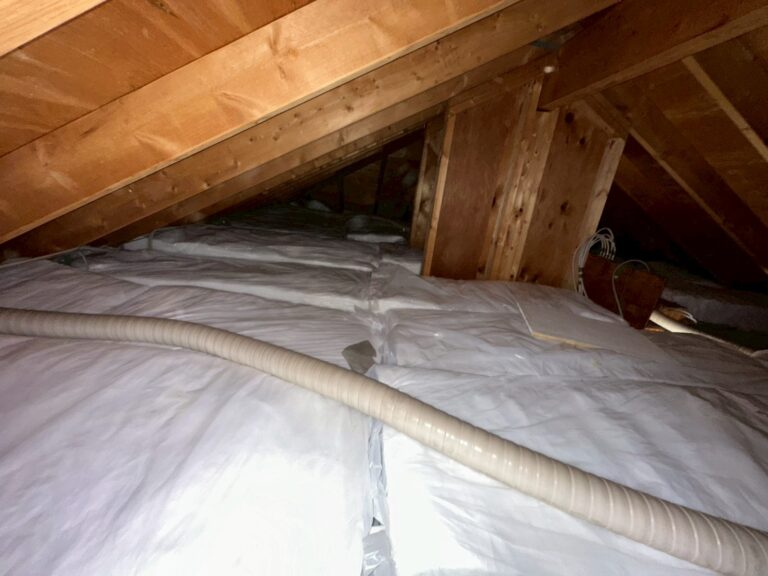 真っ白な新しいアクリアマットが、屋根裏の床面全体を切れ目なく覆っています。